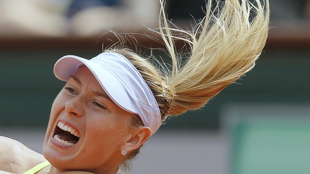 MARIA TROCHU JINAK. Maria arapovov ve finle Roland Garros proti Seren Williamsov.