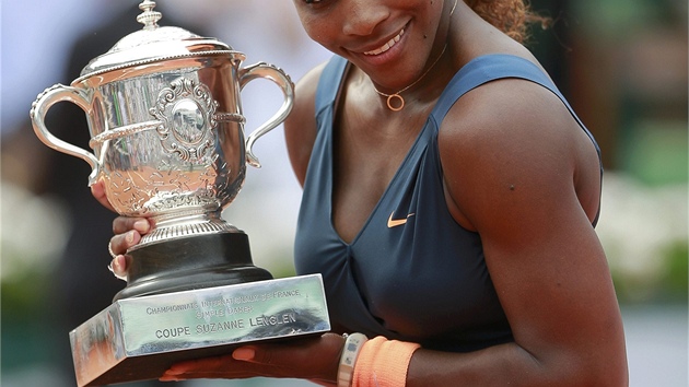 TAHLE JE MOJE. Serena Williamsová pózuje s vítznou trofejí z Roland Garros.