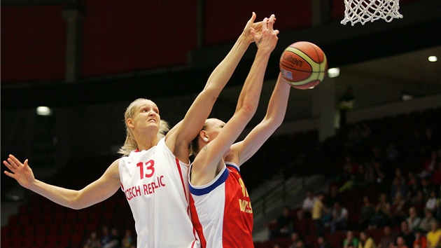 NA KO. Petra Kulichov (vlevo) a Irina Osipovov v souboji o m v utkn turnaje basketbalistek v Karlovch Varech.