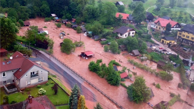 V Krkonoch zstalo v zatopench domech uvznno nkolik lid (2. ervna 2013)