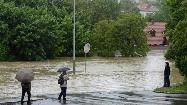 Rozvodnn potok Boti zaplavil prask tvrti Hostiva a Zbhlice. Na snmku z 2. ervna je situace u Hostivaskho nmst.