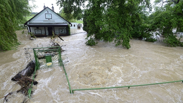 Rozvodnn potok Boti zaplavil prask tvrti Hostiva a Zbhlice. Na snmku z 2. ervna je situace u Hostivaskho nmst.