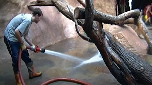 Dobrovoln hasii ist vysokotlakou vodou expozici zbavenou bahna a tpky (8. ervna 2013). 