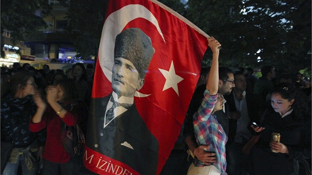 Tisce lid protestuj i v tureckm hlavnm mst Ankae. Do prvodu si s sebou Turci vzali i vlajky s podobiznami Mustafy Kemala Atatrka, zakladatele a prvnho prezidenta Turecka. (6. ervna 2013)