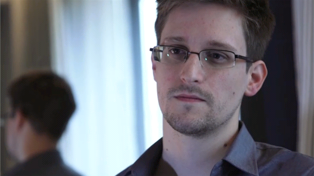 Edward Snowden jako technick asistent dve pracoval pro CIA a NSA. Tisku pedal tajn informace o tom, jak NSA odposlouchv elektronickou komunikaci po celm svt dajn ve spoluprci s velkmi americkmi firmami (Microsoft, Google, Facebook aj.).