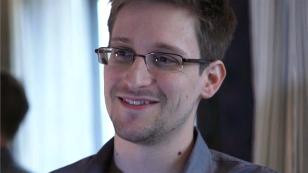 Rozhovor je pro mladho a odhodlanho odbornka povtinou tsniv. Reln nebezpe mu hroz i v jeho hotelovm pokoji - "Mon u jsou za rohem," usmje se jinak vn Snowden.