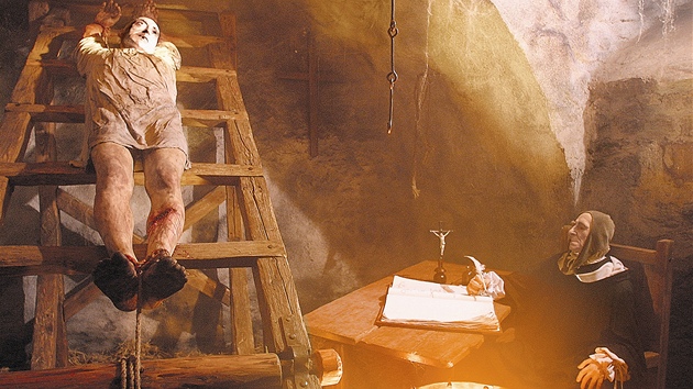 Na expozici hrdelního a útrpného práva láká návštěvníky hrad Loket. Ukazuje třeba, jak dříve vymáhali dozorci z vězňů přiznání