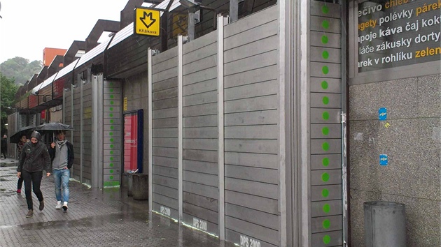 Nejvt protipovodov hradtka jsou ve stanici metra Kikova (trasa B) v praskm Karln. 