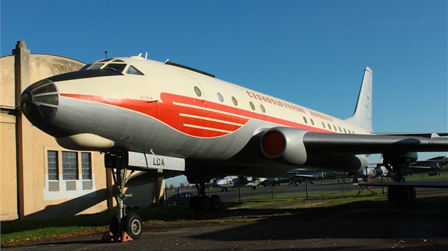 Letoun Tu-104 v barvch SA v leteckm muzeu ve Kbelch