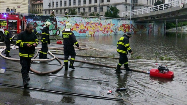 Prudk d隝 zatopil prjezd tramvaj pod magistrlou na Tnov.