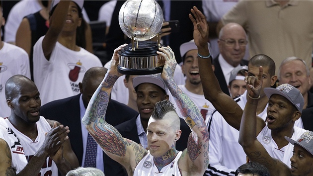 Basketbalisté Miami Heat ovládli Východní konferenci NBA. S trofejí pivotman