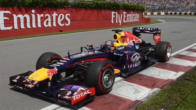 Sebastian Vettel s monopostem Red Bull krou na trati Velk ceny Kanady na prvnm mst. 