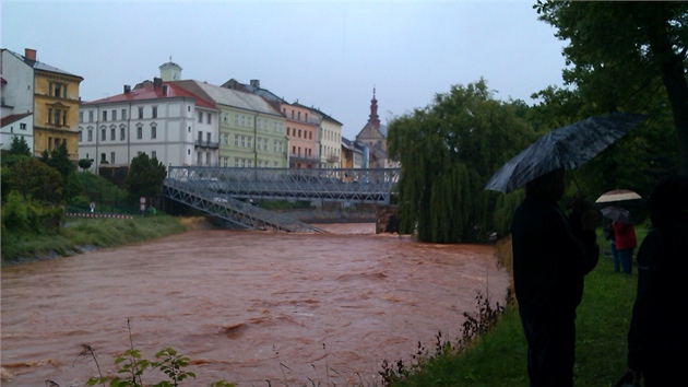 Komenskho most v Jaromi podemlelo Labe a st strhlo (3.6.2013).