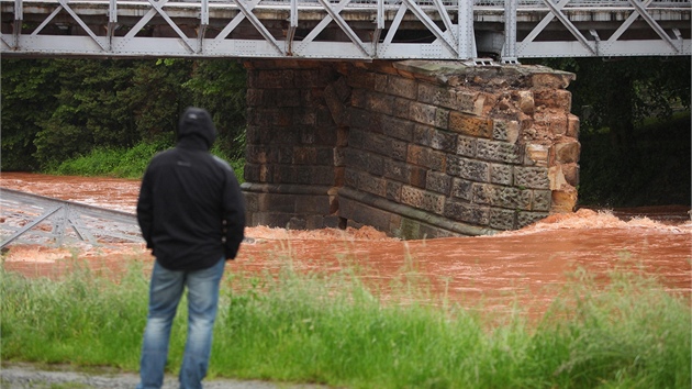Komenskho most v Jaromi m pokozen stedov pil a zborcenou bon lvku (3.6.2013).
