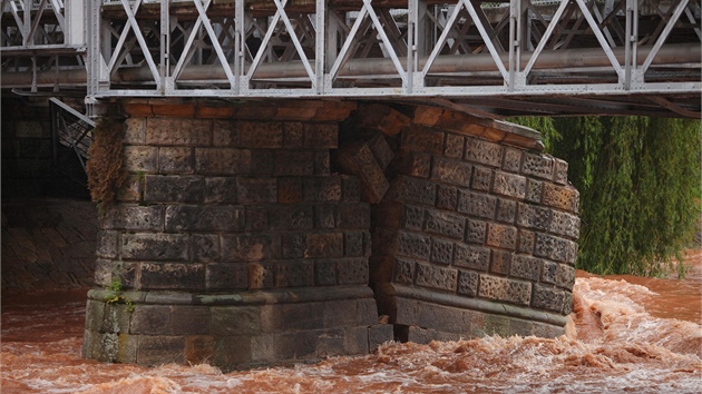 Komenskho most v Jaromi m pokozen stedov pil a zborcenou bon lvku (3.6.2013).