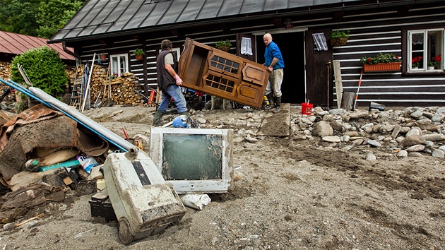 Manelm vorcovm ze Svobody nad pou natekla voda do chalupy i okny (4.6.2013).