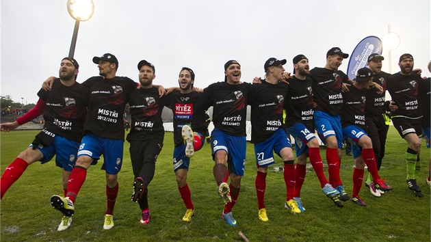 OSLAVN TANEEK. Fotbalist Plzn si vychutnvaj spn zvren kolo Gambrinus ligy.