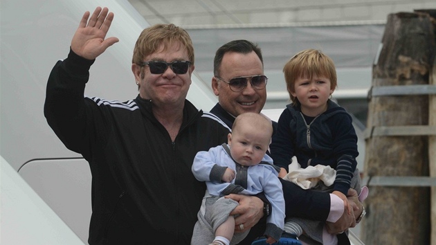 Elton John, David Furnish a jejich synov Zachary a Elijah (30. kvtna 2013)