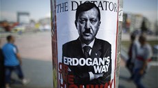 Erdogan je diktátor. Protivládní plakát v Istanbulu (5. ervna 2013)
