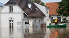 U Terezína povolila provizorní hráz z hlíny a voda zaplavila ást Nových