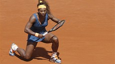 V POKLEKU. Americká tenistka Serena Williamsová byla zachycena v utkání 4. kola