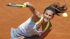 SERVIS. Italská tenistka Roberta Vinciová podává v utkání 4. kola Roland Garros.