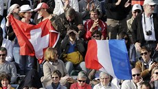 JAKO NA DAVIS CUPU. Diváci sledují zápas mezi Francouzem Gasquetem a Wawrinkou