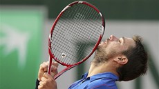 POSTUP. výcarský tenista Stanislas Wawrinka porazil na Roland Garros v pti