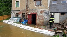 Hasii erpají vodu ze sklep v obci Kraslice-Oloví.