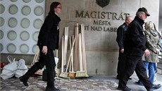 Mstská policie vykládá materiální pomoc ped ústeckým magistrátem (6. ervna