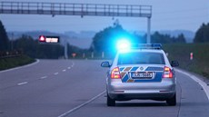 Policie na uzavřeném úseku dálnice stíhala jedno auto a dva motocykly. Policie na uzavřeném úseku dálnice stíhala jedno auto a dva motocykly.