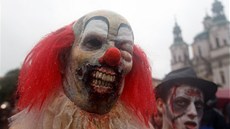 Kromě klasických bledých masek v průvodu nechyběli lidé omotaní obvazy,... Kromě klasických bledých masek v průvodu nechyběli lidé omotaní obvazy,...