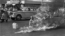 Snímek vietnamského mnicha Thich Quang Duca, který se v roce 1963 upálil na