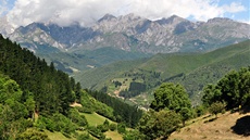 Výhled od kostela Ermita de Valmayor nad Potesem na Picos