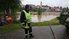 íka Trnava vyplavila v Hoepníku na Pelhimovsku zahrady a asi desítku dom