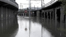 Voda zaplavila silnici pod obchodním centrem Forum v centru Ústí nad Labem.