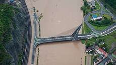 Zaplavené příjezdy Mariánského mostu v Ústí nad Labem (4. června 2013) Zaplavené příjezdy Mariánského mostu v Ústí nad Labem (4. června 2013)