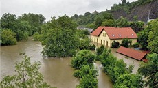 Rozlité eky Berounka a Vltava vytvoily u Praského okruhu obí jezero.