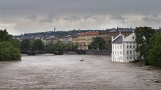 Zaplavené praské Museum Kampa (vpravo). (3. ervna 2013)