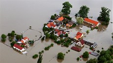 Zaplavené domy v Zálezlicích na Mlnicku. (4. ervna 2013)