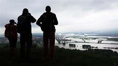 Lidé sledují následky ničivé povodně na vrchu Radobýl u Litoměřic. (4. června Lidé sledují následky ničivé povodně na vrchu Radobýl u Litoměřic. (4. června