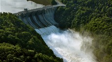 Slapská přehraha chrlí vodu přes všechny čtyři přepady. (5. června 2013) Slapská přehraha chrlí vodu přes všechny čtyři přepady. (5. června 2013)
