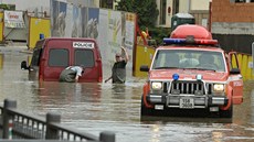 Policejní automobil vjel nedopatením do zaplavené oblasti 4. ervna v...