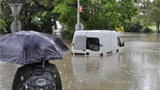 Zaplavený vz nedaleko Divadla pod Palmovkou 3. ervna pi záplavách v Praze.