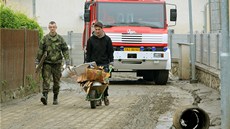 Vojáci z bechyské posádky pomáhali v Záeí jen dva dny. Vyplavení lidé se