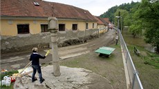 V bechyské ásti Záeí zaali lidé za pomoci hasi a voják uklízet následky...