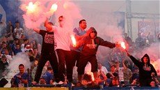 KOTEL HNUL. Diváci z fanoukovského kotle si na fotbal "pisvítili". (8....