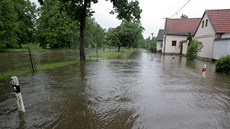 Rozvodnná Neárka v pondlí zatopila domy a zahrady v Lásenici na