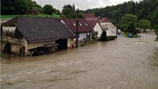 Voda rozlitá z íky Smutná zasála i domy v Bechyni na Táborsku. (2. ervna ...