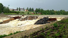 Velká voda protrhla stavební hráz rekonstruované nádre Jordán v Táboe. (2....